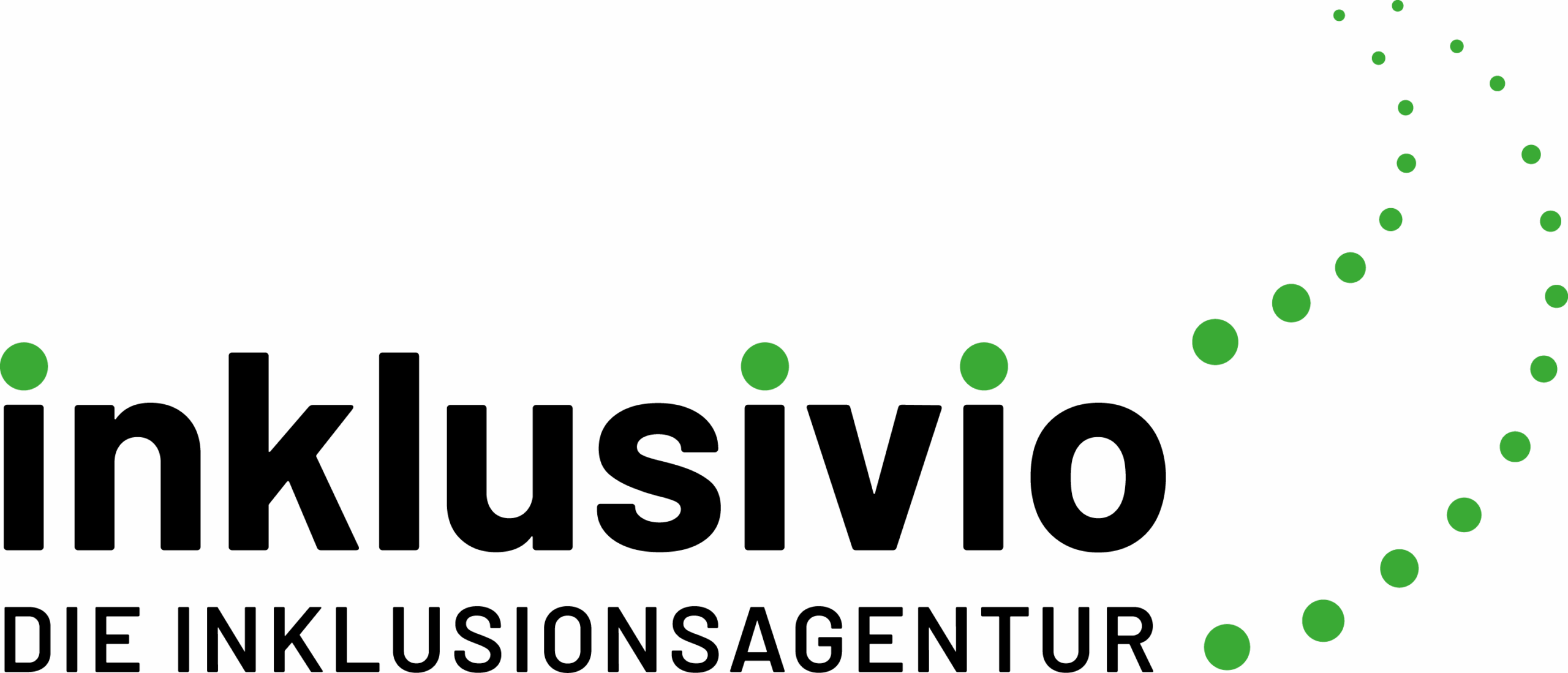 Logo auf weißem Hintergrund mit dem Schriftzug in schwarz „inklusivio“. Über dem „i“ und „o“ befinden sich grüne Punkte als Akzent. Darunter steht in Großbuchstaben „DIE INKLUSIONSAGENTUR“. Rechts darüber verläuft eine geschwungene Linie aus grünen Punkten, die sich nach oben rechts verjüngt.